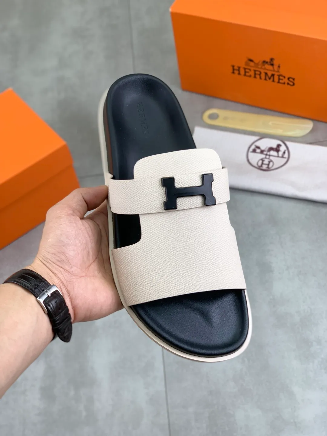 Men's shoes 💰P440 New [HERMES] high-end quality new Hermès slippers, made of imported cross-grain calfskin, wear-resistant and non-slip rubber outsole. Fashionable and elegant code number: 39-44 (38 45 46 customized)